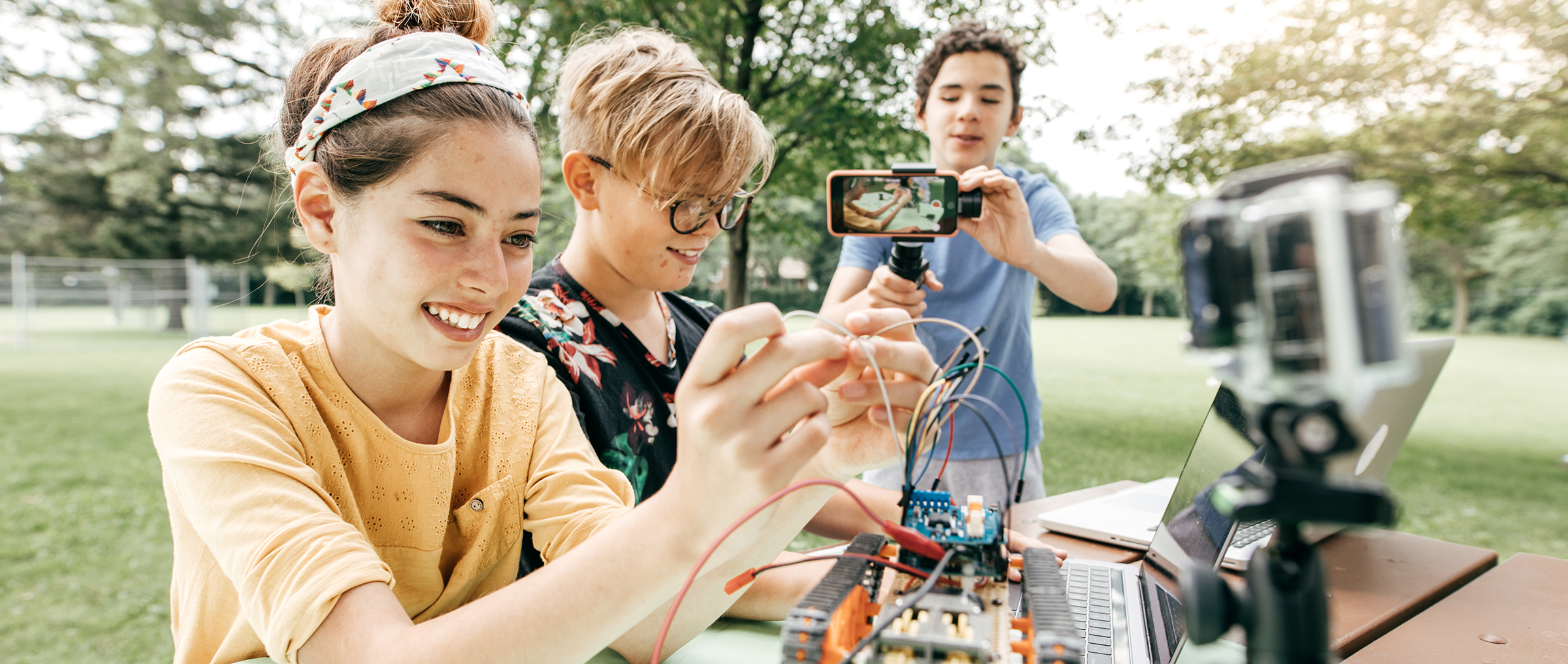 Futurebright Canada, Filiz Altinoglu - Canadian school children learning about science outdoors